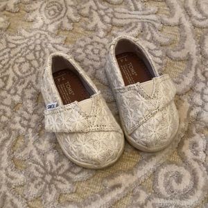 Toms toddler size 4 metallic/cream gold
